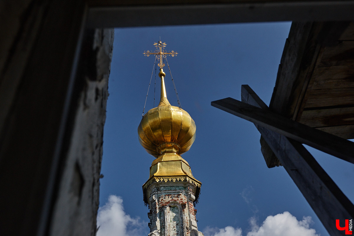 Никитская церковь, известная во Владимире как «зеленая», возвышается севернее Золотых ворот на остатках земляного вала XII века. Она резко отличается от других культовых зданий XVIII века и скорее похожа на нарядный трехэтажный дворец, нежели на храм. Но ее история интересна не менее, чем внешний облик.