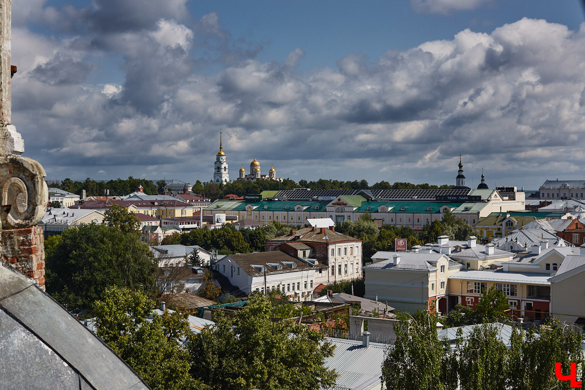 Никитская церковь, известная во Владимире как «зеленая», возвышается севернее Золотых ворот на остатках земляного вала XII века. Она резко отличается от других культовых зданий XVIII века и скорее похожа на нарядный трехэтажный дворец, нежели на храм. Но ее история интересна не менее, чем внешний облик.