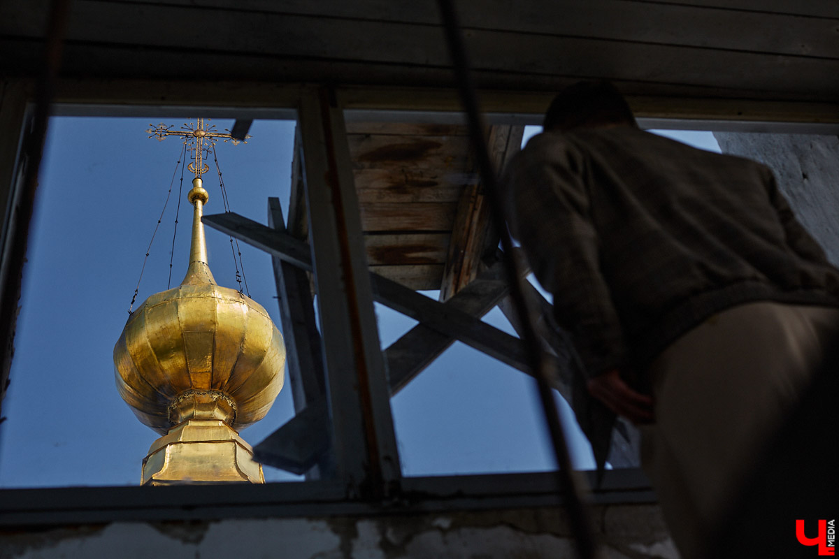 Никитская церковь, известная во Владимире как «зеленая», возвышается севернее Золотых ворот на остатках земляного вала XII века. Она резко отличается от других культовых зданий XVIII века и скорее похожа на нарядный трехэтажный дворец, нежели на храм. Но ее история интересна не менее, чем внешний облик.