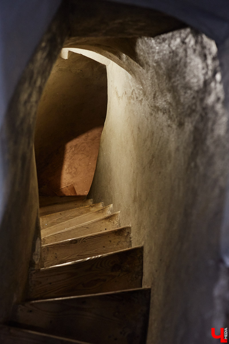 Никитская церковь, известная во Владимире как «зеленая», возвышается севернее Золотых ворот на остатках земляного вала XII века. Она резко отличается от других культовых зданий XVIII века и скорее похожа на нарядный трехэтажный дворец, нежели на храм. Но ее история интересна не менее, чем внешний облик.