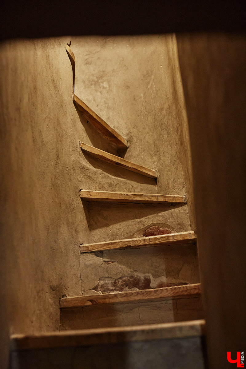 Никитская церковь, известная во Владимире как «зеленая», возвышается севернее Золотых ворот на остатках земляного вала XII века. Она резко отличается от других культовых зданий XVIII века и скорее похожа на нарядный трехэтажный дворец, нежели на храм. Но ее история интересна не менее, чем внешний облик.