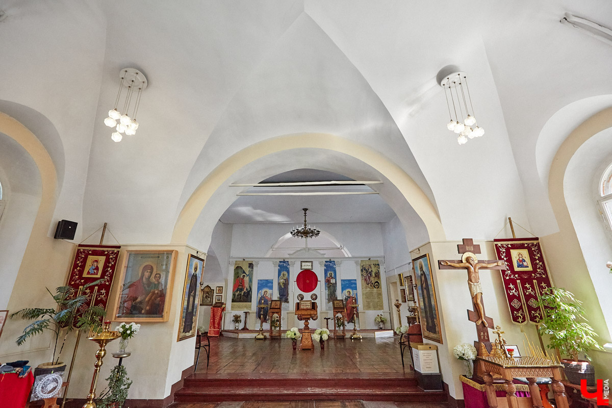 Никитская церковь, известная во Владимире как «зеленая», возвышается севернее Золотых ворот на остатках земляного вала XII века. Она резко отличается от других культовых зданий XVIII века и скорее похожа на нарядный трехэтажный дворец, нежели на храм. Но ее история интересна не менее, чем внешний облик.