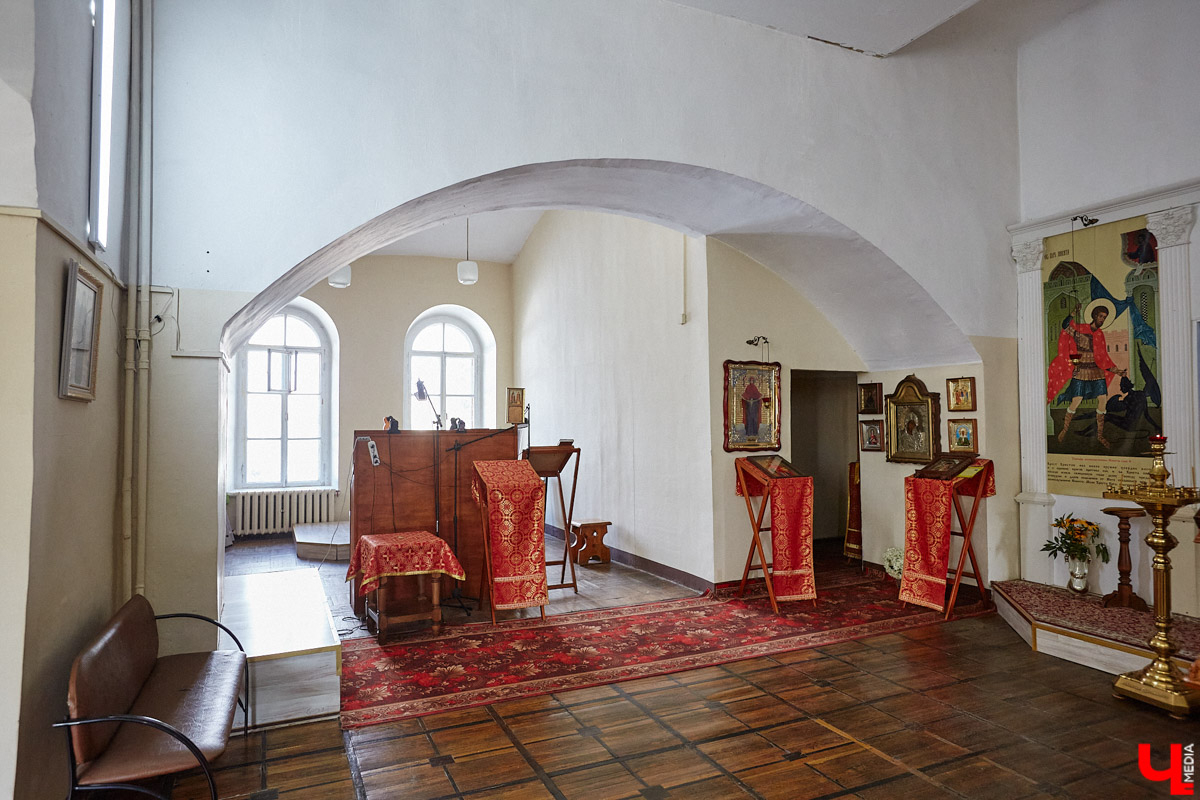 Никитская церковь, известная во Владимире как «зеленая», возвышается севернее Золотых ворот на остатках земляного вала XII века. Она резко отличается от других культовых зданий XVIII века и скорее похожа на нарядный трехэтажный дворец, нежели на храм. Но ее история интересна не менее, чем внешний облик.