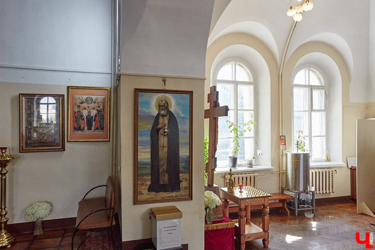 Никитская церковь, известная во Владимире как «зеленая», возвышается севернее Золотых ворот на остатках земляного вала XII века. Она резко отличается от других культовых зданий XVIII века и скорее похожа на нарядный трехэтажный дворец, нежели на храм. Но ее история интересна не менее, чем внешний облик.