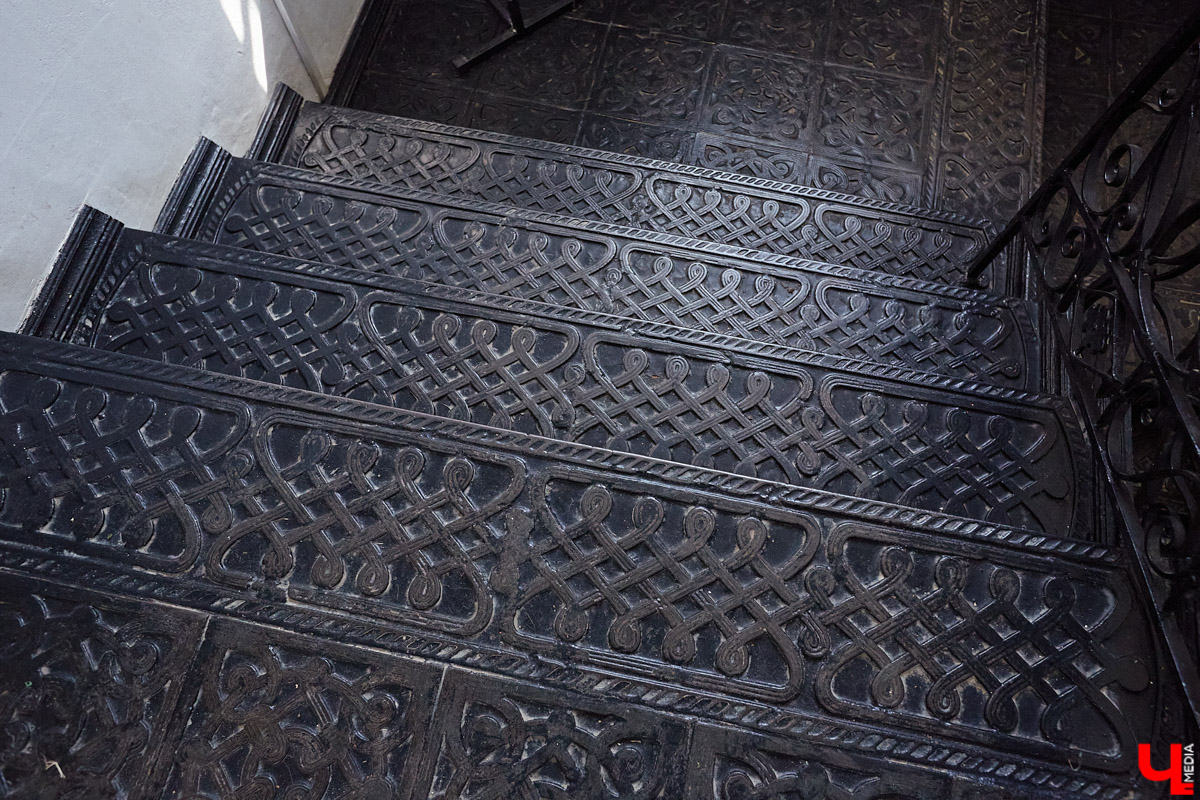 Никитская церковь, известная во Владимире как «зеленая», возвышается севернее Золотых ворот на остатках земляного вала XII века. Она резко отличается от других культовых зданий XVIII века и скорее похожа на нарядный трехэтажный дворец, нежели на храм. Но ее история интересна не менее, чем внешний облик.