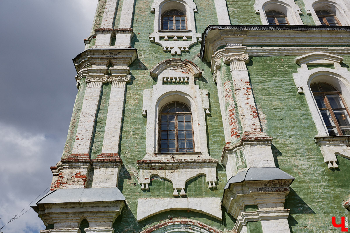 Никитская церковь, известная во Владимире как «зеленая», возвышается севернее Золотых ворот на остатках земляного вала XII века. Она резко отличается от других культовых зданий XVIII века и скорее похожа на нарядный трехэтажный дворец, нежели на храм. Но ее история интересна не менее, чем внешний облик.