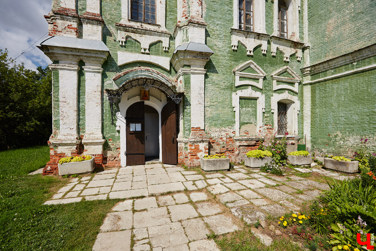 Никитская церковь, известная во Владимире как «зеленая», возвышается севернее Золотых ворот на остатках земляного вала XII века. Она резко отличается от других культовых зданий XVIII века и скорее похожа на нарядный трехэтажный дворец, нежели на храм. Но ее история интересна не менее, чем внешний облик.