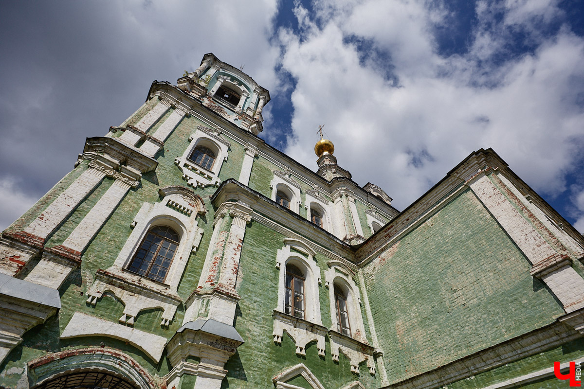 Никитская церковь, известная во Владимире как «зеленая», возвышается севернее Золотых ворот на остатках земляного вала XII века. Она резко отличается от других культовых зданий XVIII века и скорее похожа на нарядный трехэтажный дворец, нежели на храм. Но ее история интересна не менее, чем внешний облик.