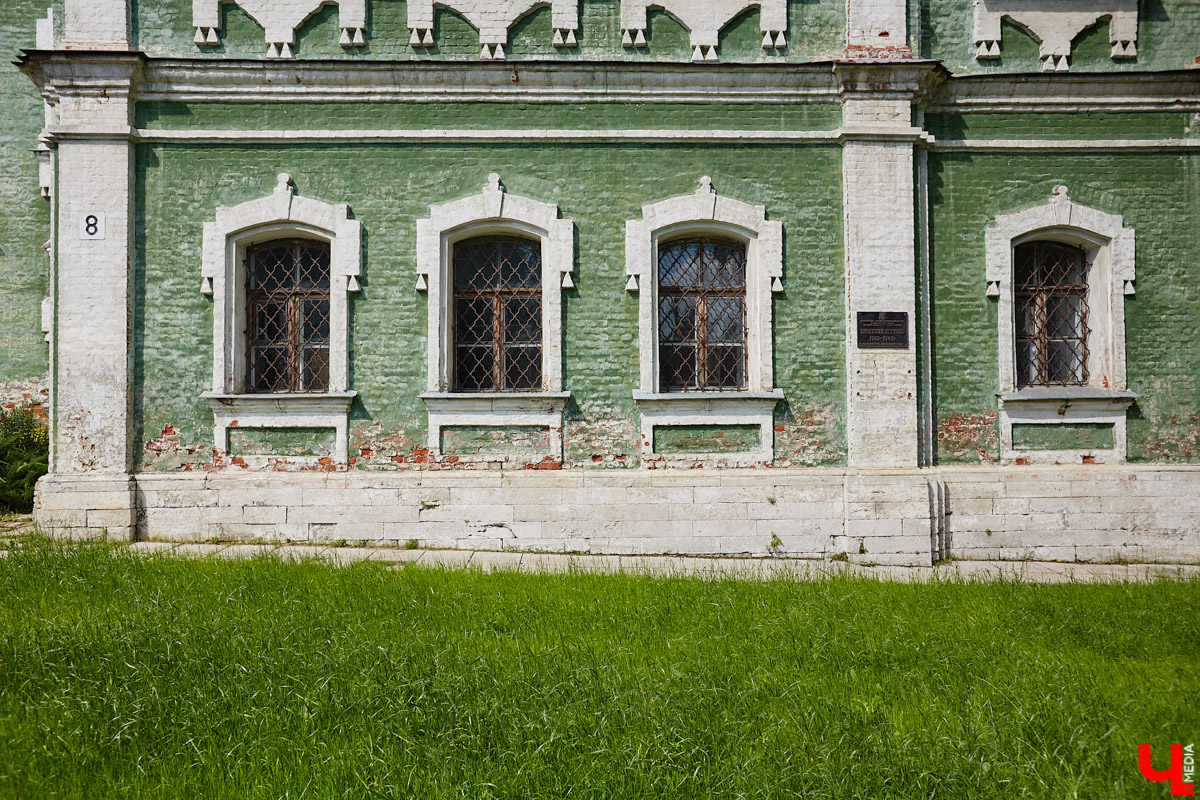 Никитская церковь, известная во Владимире как «зеленая», возвышается севернее Золотых ворот на остатках земляного вала XII века. Она резко отличается от других культовых зданий XVIII века и скорее похожа на нарядный трехэтажный дворец, нежели на храм. Но ее история интересна не менее, чем внешний облик.