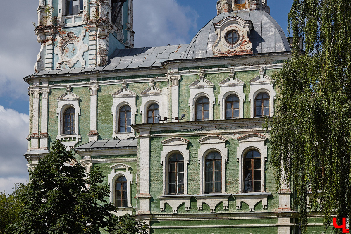 Никитская церковь, известная во Владимире как «зеленая», возвышается севернее Золотых ворот на остатках земляного вала XII века. Она резко отличается от других культовых зданий XVIII века и скорее похожа на нарядный трехэтажный дворец, нежели на храм. Но ее история интересна не менее, чем внешний облик.