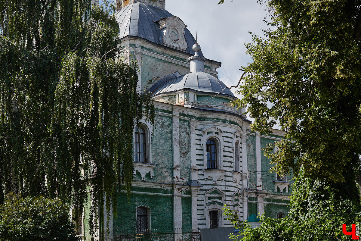 Никитская церковь, известная во Владимире как «зеленая», возвышается севернее Золотых ворот на остатках земляного вала XII века. Она резко отличается от других культовых зданий XVIII века и скорее похожа на нарядный трехэтажный дворец, нежели на храм. Но ее история интересна не менее, чем внешний облик.