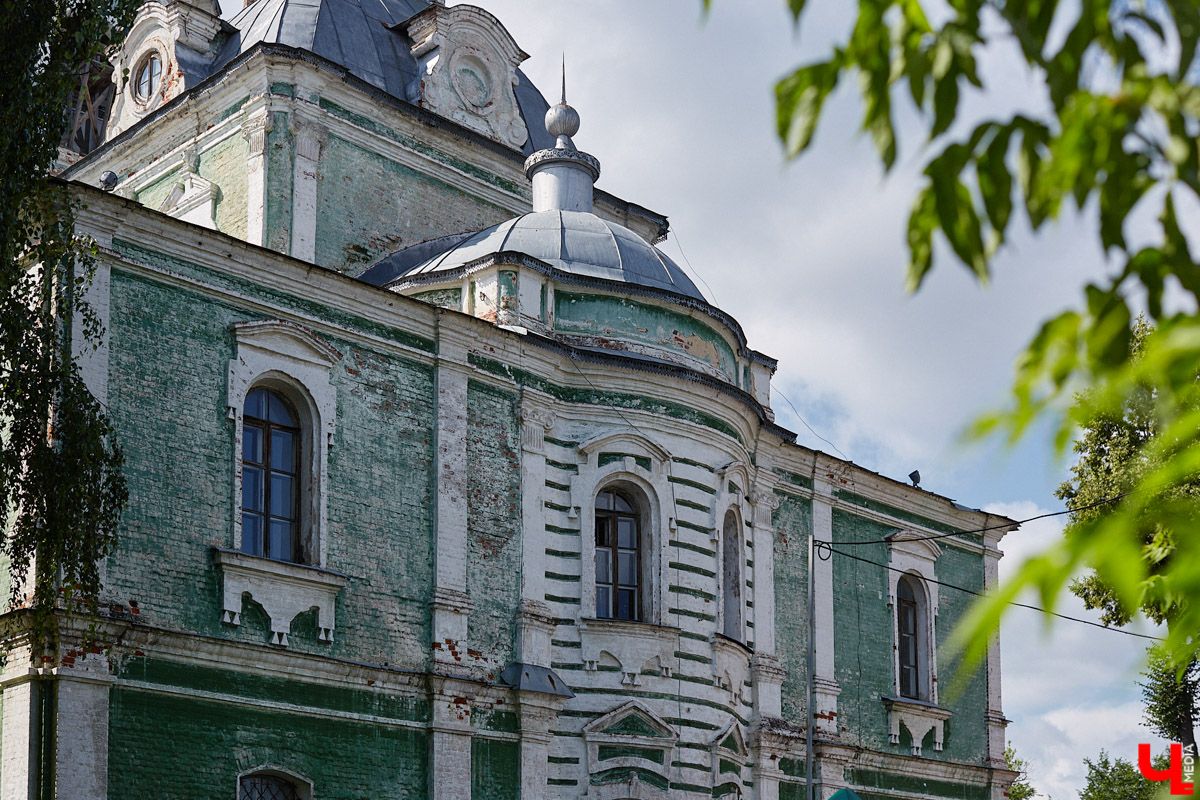 Никитская церковь, известная во Владимире как «зеленая», возвышается севернее Золотых ворот на остатках земляного вала XII века. Она резко отличается от других культовых зданий XVIII века и скорее похожа на нарядный трехэтажный дворец, нежели на храм. Но ее история интересна не менее, чем внешний облик.