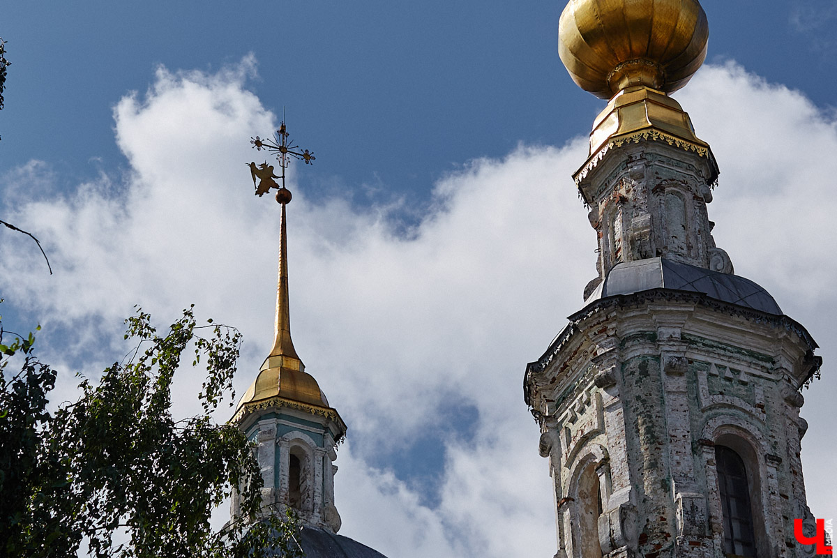 Никитская церковь, известная во Владимире как «зеленая», возвышается севернее Золотых ворот на остатках земляного вала XII века. Она резко отличается от других культовых зданий XVIII века и скорее похожа на нарядный трехэтажный дворец, нежели на храм. Но ее история интересна не менее, чем внешний облик.