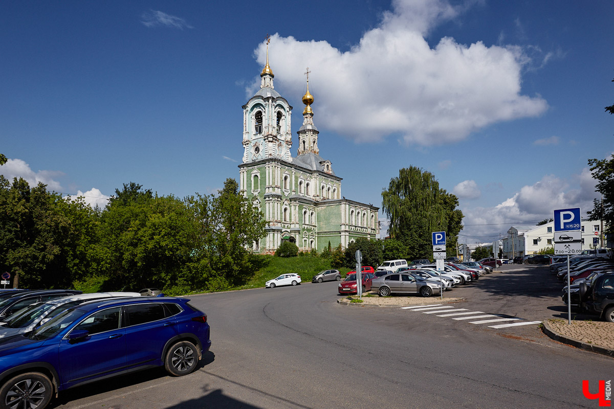 Никитская церковь, известная во Владимире как «зеленая», возвышается севернее Золотых ворот на остатках земляного вала XII века. Она резко отличается от других культовых зданий XVIII века и скорее похожа на нарядный трехэтажный дворец, нежели на храм. Но ее история интересна не менее, чем внешний облик.