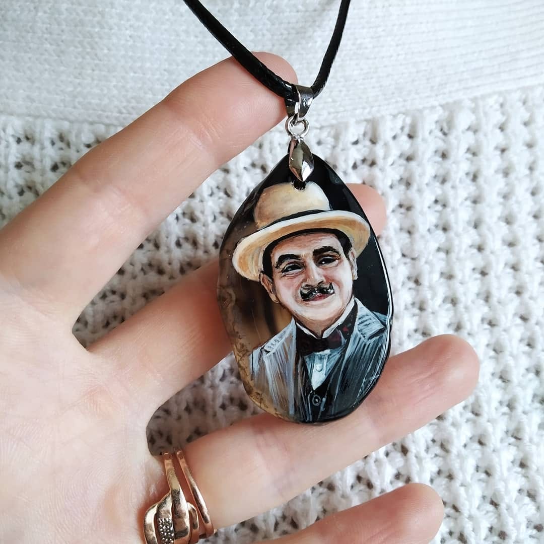 Художник лаковой миниатюры и росписи по дереву Вероника Боброва знает толк в деталях. Ее кулоны, броши и серьги с крохотными вселенными хочется не только носить, но и увлеченно рассматривать. Именно этим и занимался «Ключ-Медиа» в гостях у мастерицы.