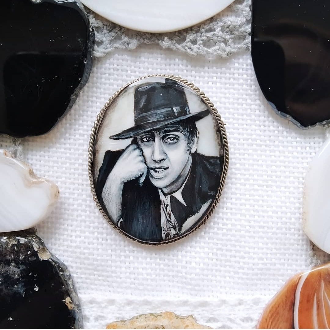 Художник лаковой миниатюры и росписи по дереву Вероника Боброва знает толк в деталях. Ее кулоны, броши и серьги с крохотными вселенными хочется не только носить, но и увлеченно рассматривать. Именно этим и занимался «Ключ-Медиа» в гостях у мастерицы.