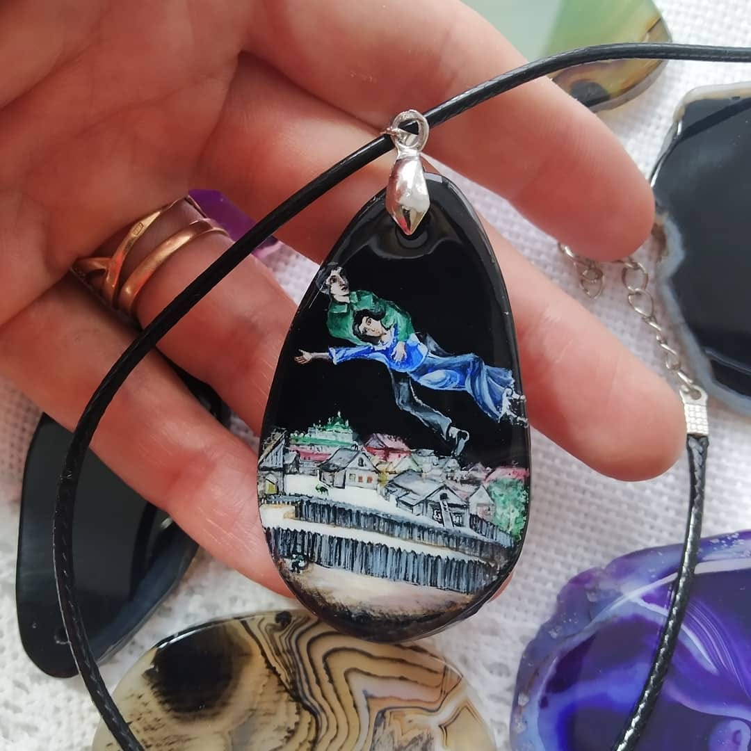 Художник лаковой миниатюры и росписи по дереву Вероника Боброва знает толк в деталях. Ее кулоны, броши и серьги с крохотными вселенными хочется не только носить, но и увлеченно рассматривать. Именно этим и занимался «Ключ-Медиа» в гостях у мастерицы.