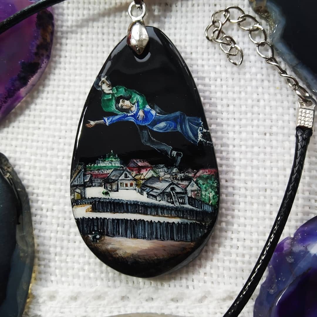 Художник лаковой миниатюры и росписи по дереву Вероника Боброва знает толк в деталях. Ее кулоны, броши и серьги с крохотными вселенными хочется не только носить, но и увлеченно рассматривать. Именно этим и занимался «Ключ-Медиа» в гостях у мастерицы.