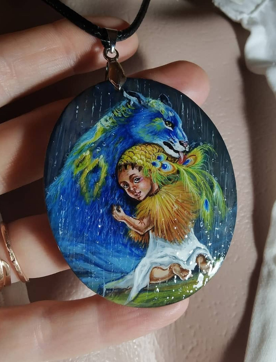 Художник лаковой миниатюры и росписи по дереву Вероника Боброва знает толк в деталях. Ее кулоны, броши и серьги с крохотными вселенными хочется не только носить, но и увлеченно рассматривать. Именно этим и занимался «Ключ-Медиа» в гостях у мастерицы.