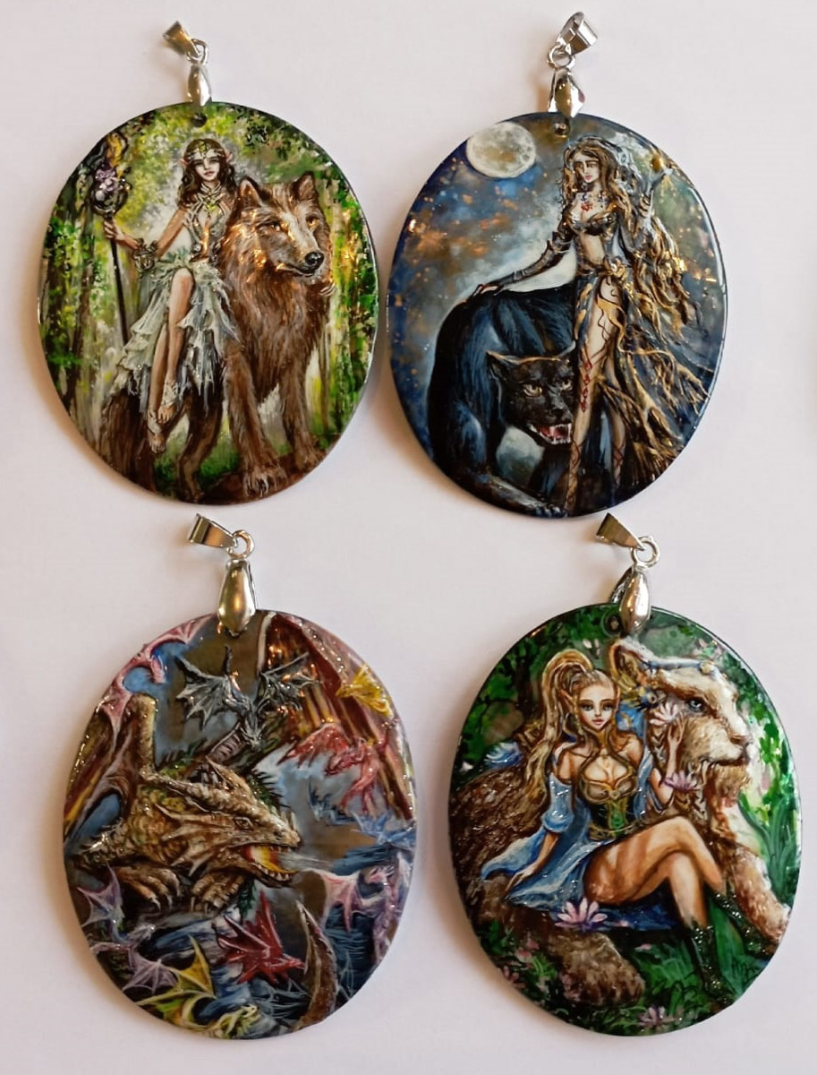 Художник лаковой миниатюры и росписи по дереву Вероника Боброва знает толк в деталях. Ее кулоны, броши и серьги с крохотными вселенными хочется не только носить, но и увлеченно рассматривать. Именно этим и занимался «Ключ-Медиа» в гостях у мастерицы.