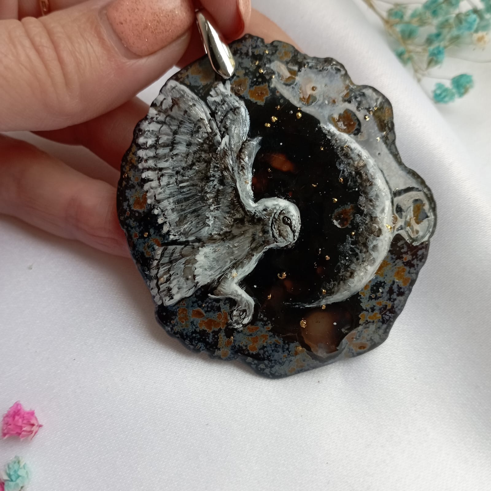 Художник лаковой миниатюры и росписи по дереву Вероника Боброва знает толк в деталях. Ее кулоны, броши и серьги с крохотными вселенными хочется не только носить, но и увлеченно рассматривать. Именно этим и занимался «Ключ-Медиа» в гостях у мастерицы.