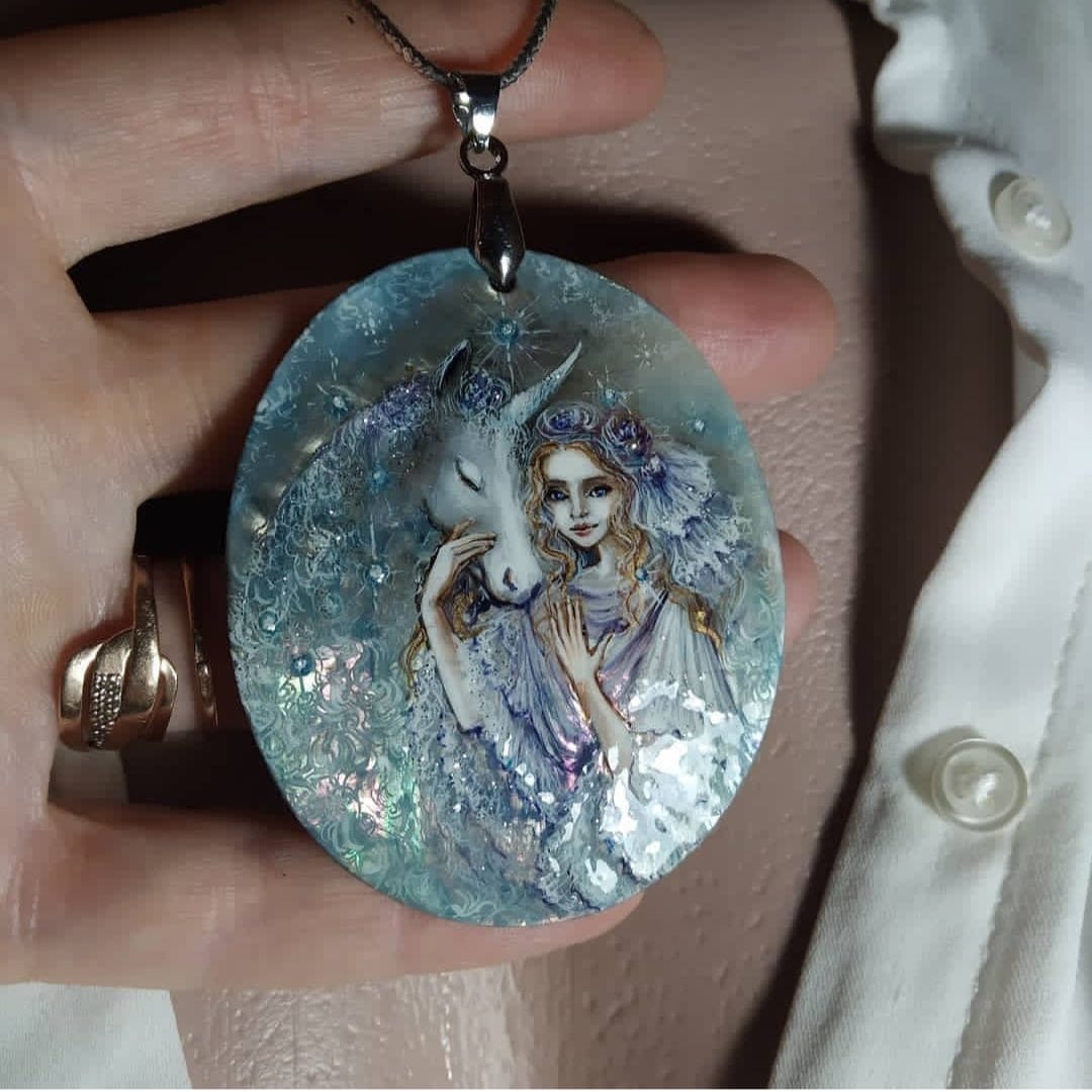 Художник лаковой миниатюры и росписи по дереву Вероника Боброва знает толк в деталях. Ее кулоны, броши и серьги с крохотными вселенными хочется не только носить, но и увлеченно рассматривать. Именно этим и занимался «Ключ-Медиа» в гостях у мастерицы.