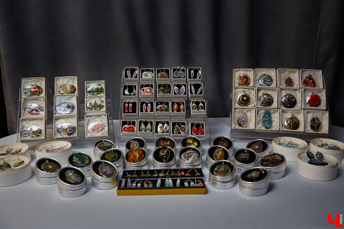 Художник лаковой миниатюры и росписи по дереву Вероника Боброва знает толк в деталях. Ее кулоны, броши и серьги с крохотными вселенными хочется не только носить, но и увлеченно рассматривать. Именно этим и занимался «Ключ-Медиа» в гостях у мастерицы.