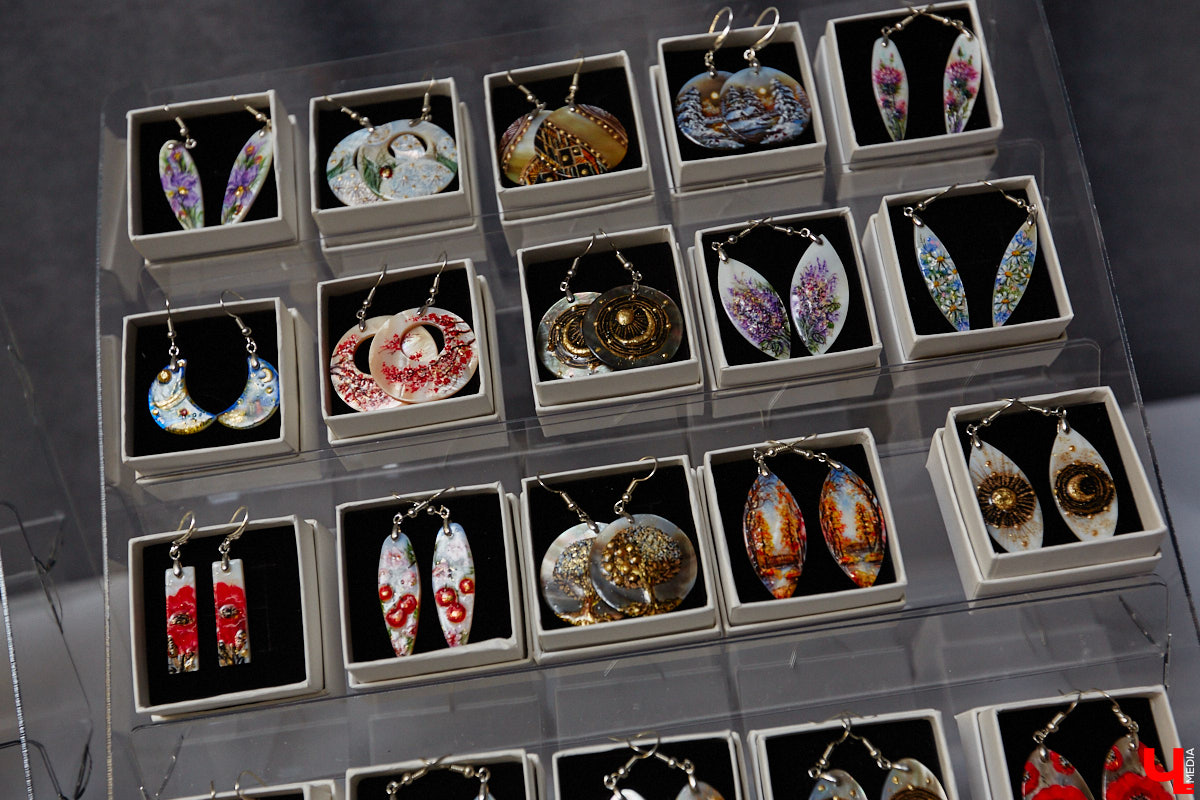 Художник лаковой миниатюры и росписи по дереву Вероника Боброва знает толк в деталях. Ее кулоны, броши и серьги с крохотными вселенными хочется не только носить, но и увлеченно рассматривать. Именно этим и занимался «Ключ-Медиа» в гостях у мастерицы.