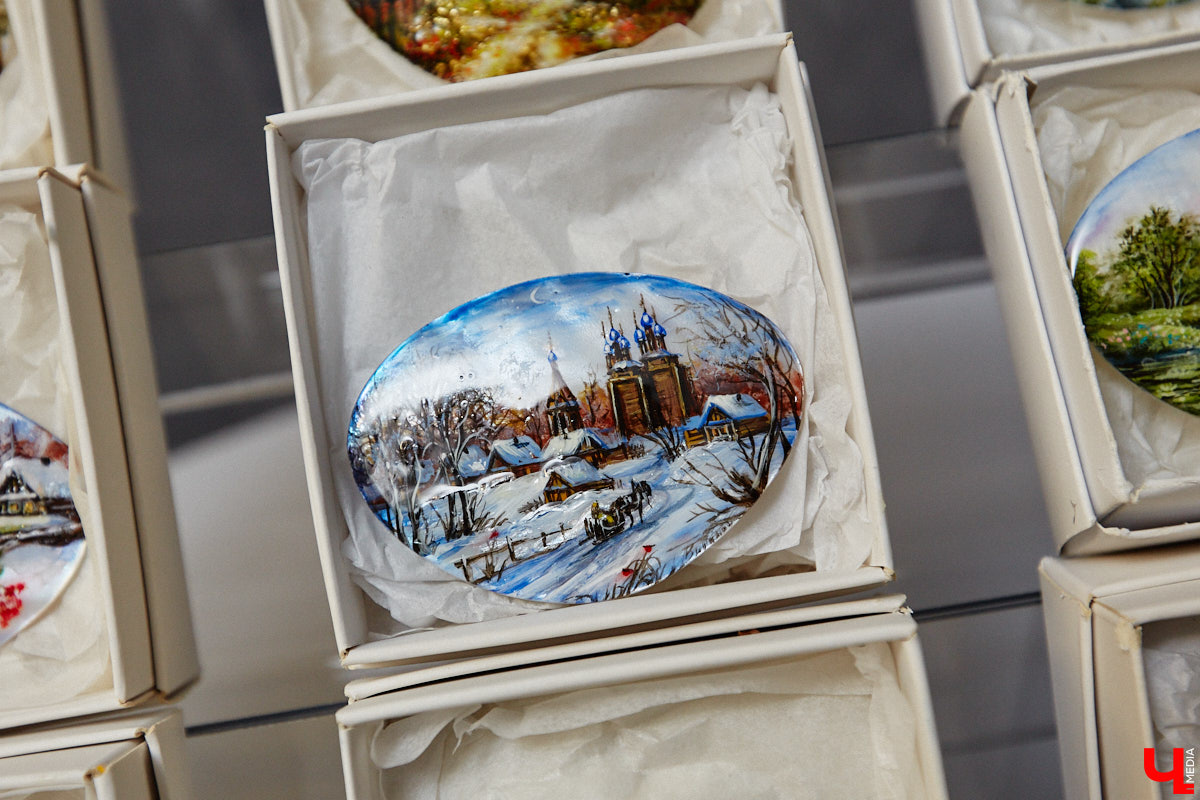 Художник лаковой миниатюры и росписи по дереву Вероника Боброва знает толк в деталях. Ее кулоны, броши и серьги с крохотными вселенными хочется не только носить, но и увлеченно рассматривать. Именно этим и занимался «Ключ-Медиа» в гостях у мастерицы.