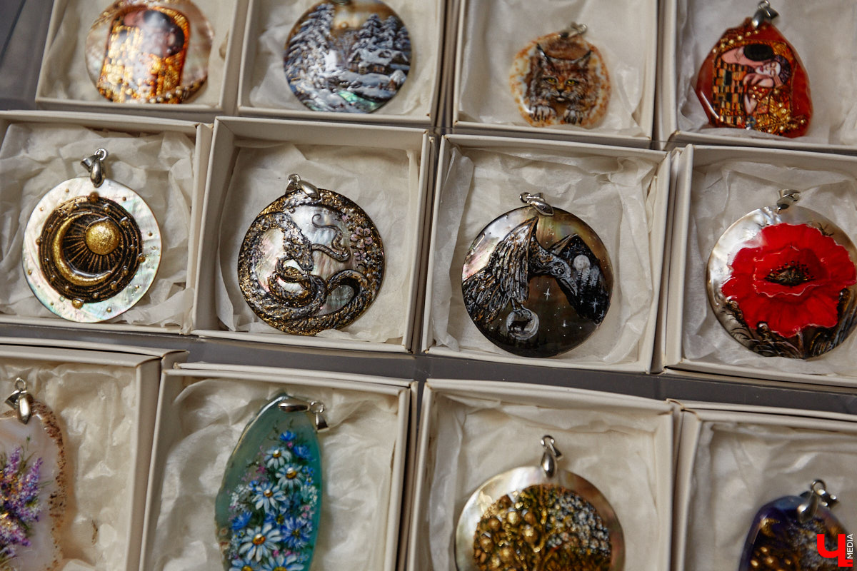 Художник лаковой миниатюры и росписи по дереву Вероника Боброва знает толк в деталях. Ее кулоны, броши и серьги с крохотными вселенными хочется не только носить, но и увлеченно рассматривать. Именно этим и занимался «Ключ-Медиа» в гостях у мастерицы.