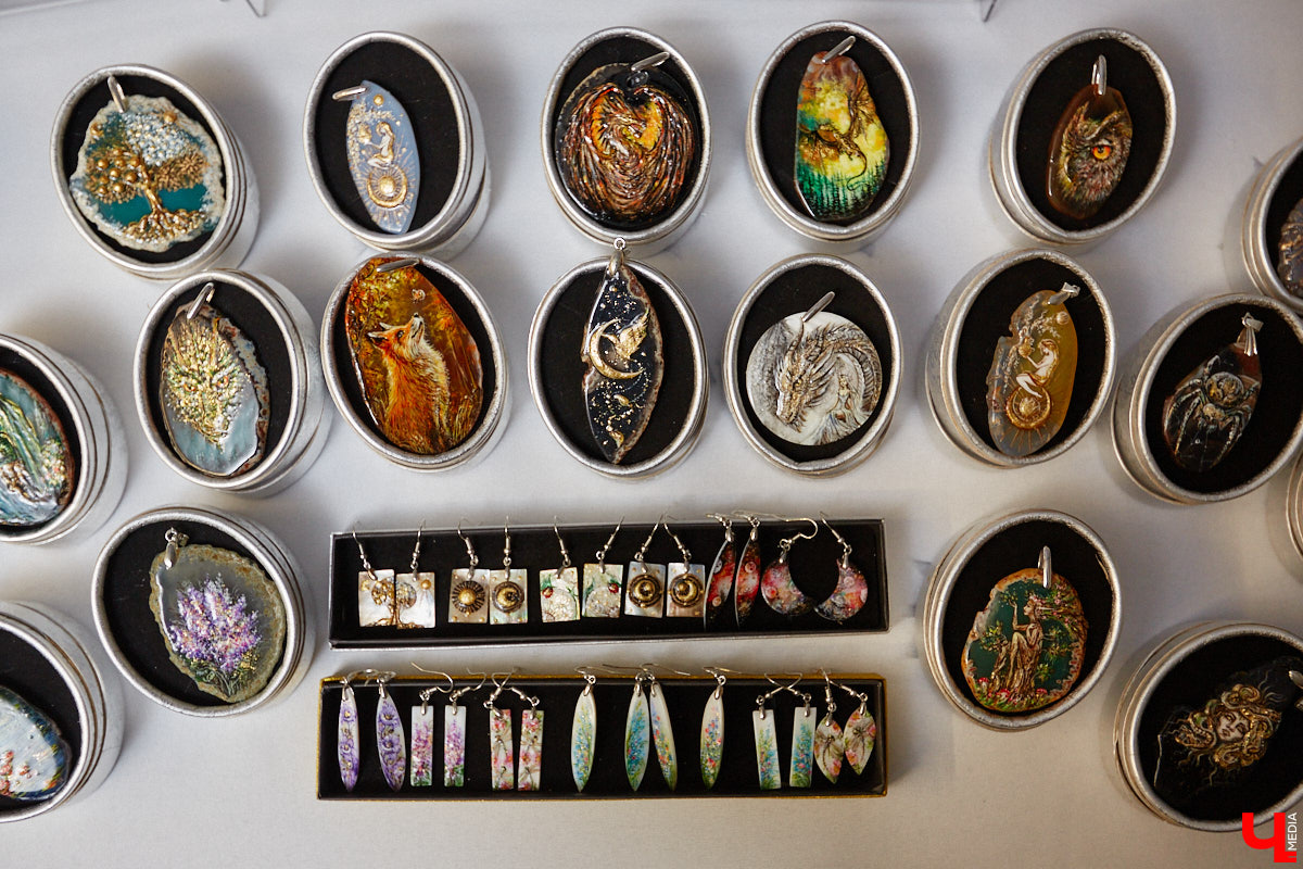 Художник лаковой миниатюры и росписи по дереву Вероника Боброва знает толк в деталях. Ее кулоны, броши и серьги с крохотными вселенными хочется не только носить, но и увлеченно рассматривать. Именно этим и занимался «Ключ-Медиа» в гостях у мастерицы.