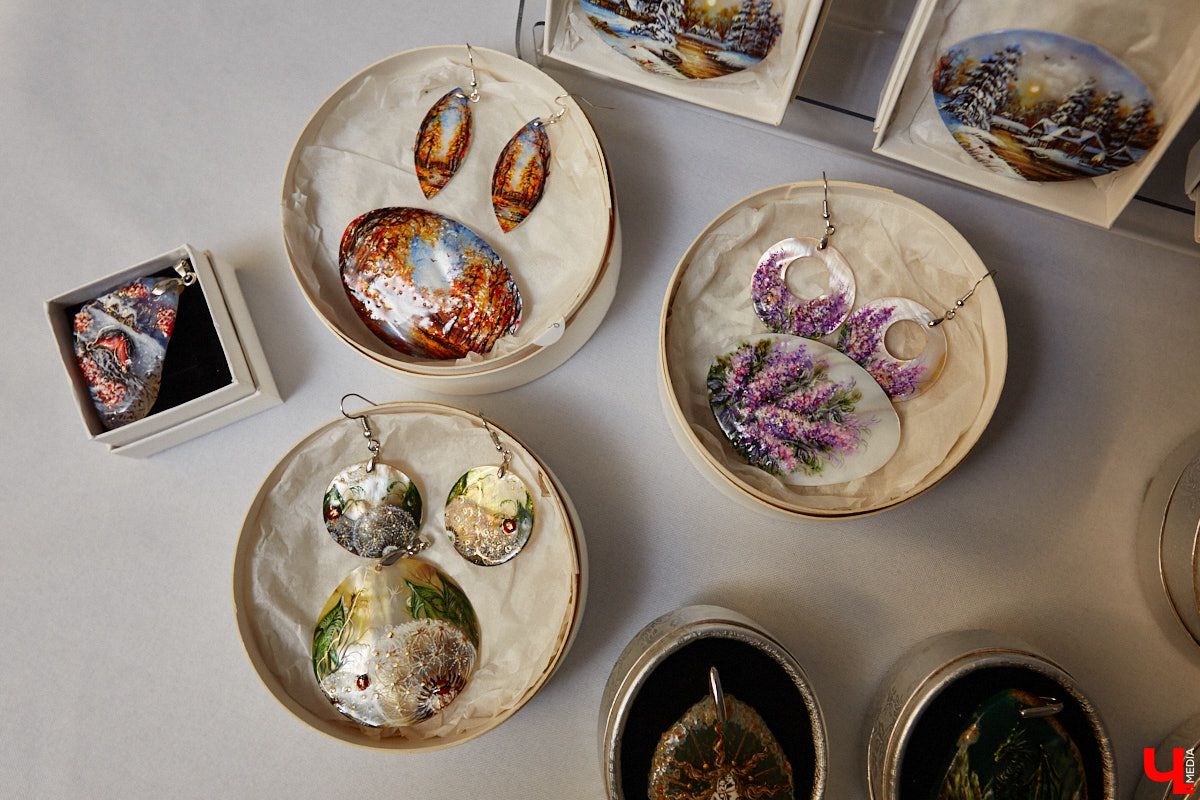 Художник лаковой миниатюры и росписи по дереву Вероника Боброва знает толк в деталях. Ее кулоны, броши и серьги с крохотными вселенными хочется не только носить, но и увлеченно рассматривать. Именно этим и занимался «Ключ-Медиа» в гостях у мастерицы.