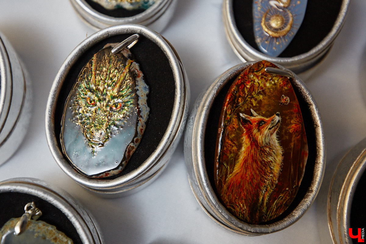 Художник лаковой миниатюры и росписи по дереву Вероника Боброва знает толк в деталях. Ее кулоны, броши и серьги с крохотными вселенными хочется не только носить, но и увлеченно рассматривать. Именно этим и занимался «Ключ-Медиа» в гостях у мастерицы.