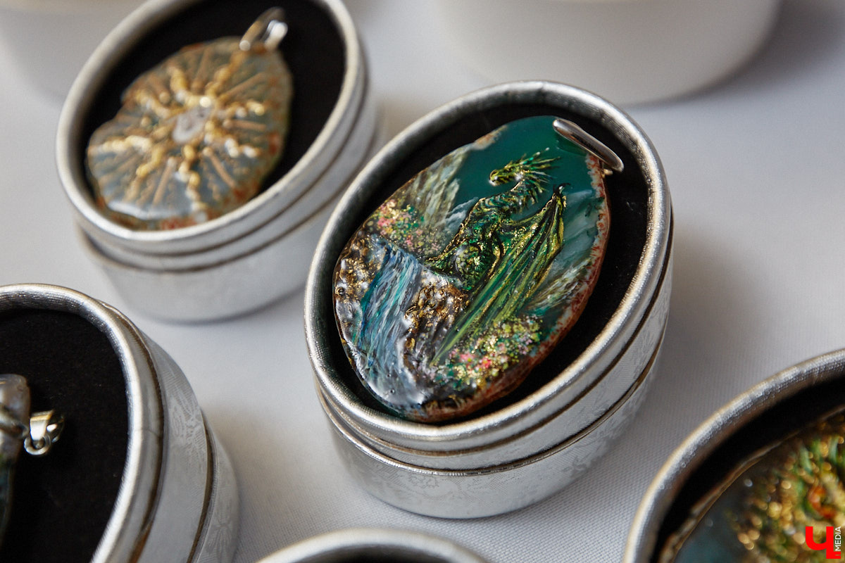 Художник лаковой миниатюры и росписи по дереву Вероника Боброва знает толк в деталях. Ее кулоны, броши и серьги с крохотными вселенными хочется не только носить, но и увлеченно рассматривать. Именно этим и занимался «Ключ-Медиа» в гостях у мастерицы.