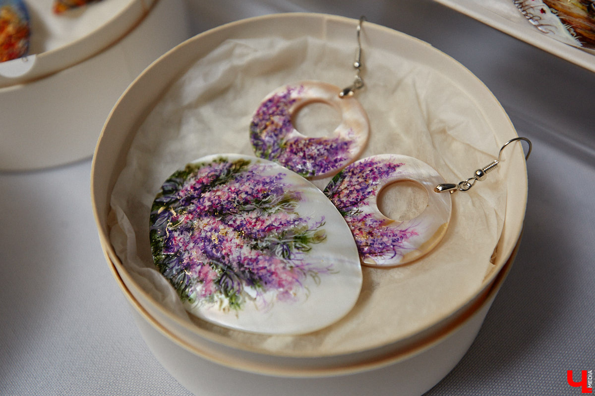 Художник лаковой миниатюры и росписи по дереву Вероника Боброва знает толк в деталях. Ее кулоны, броши и серьги с крохотными вселенными хочется не только носить, но и увлеченно рассматривать. Именно этим и занимался «Ключ-Медиа» в гостях у мастерицы.