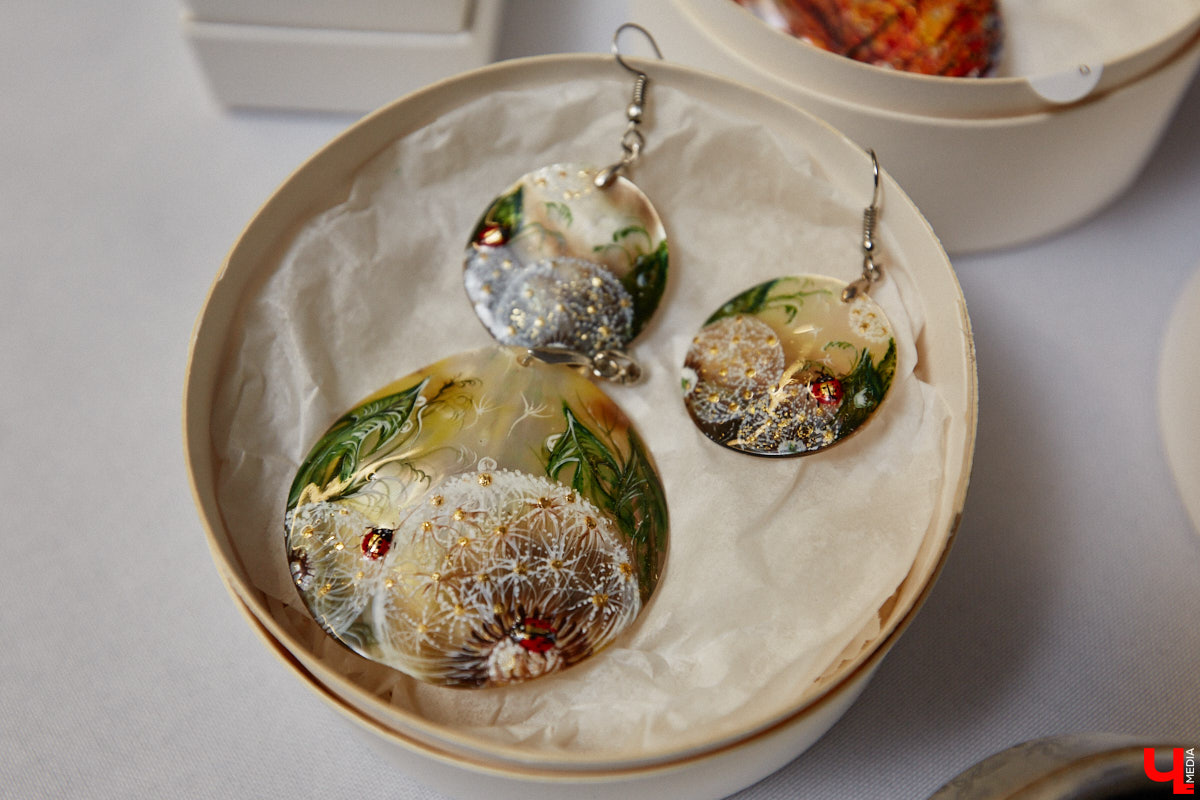 Художник лаковой миниатюры и росписи по дереву Вероника Боброва знает толк в деталях. Ее кулоны, броши и серьги с крохотными вселенными хочется не только носить, но и увлеченно рассматривать. Именно этим и занимался «Ключ-Медиа» в гостях у мастерицы.