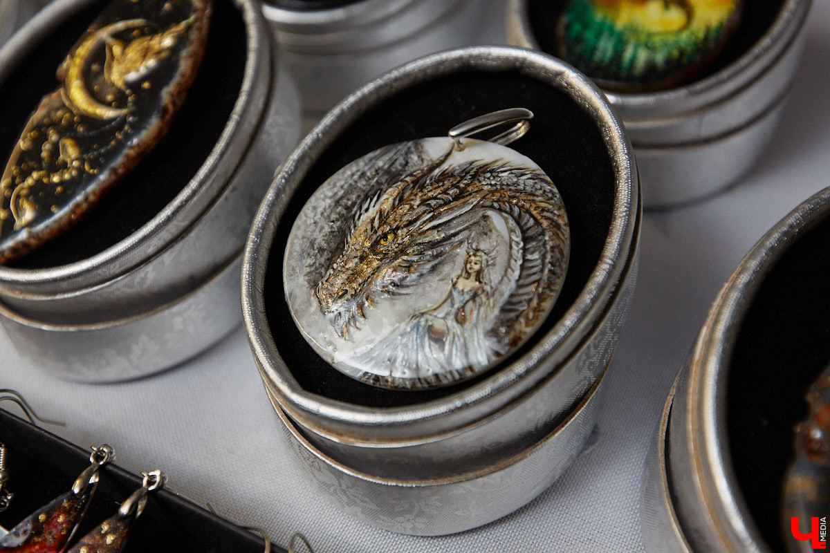 Художник лаковой миниатюры и росписи по дереву Вероника Боброва знает толк в деталях. Ее кулоны, броши и серьги с крохотными вселенными хочется не только носить, но и увлеченно рассматривать. Именно этим и занимался «Ключ-Медиа» в гостях у мастерицы.