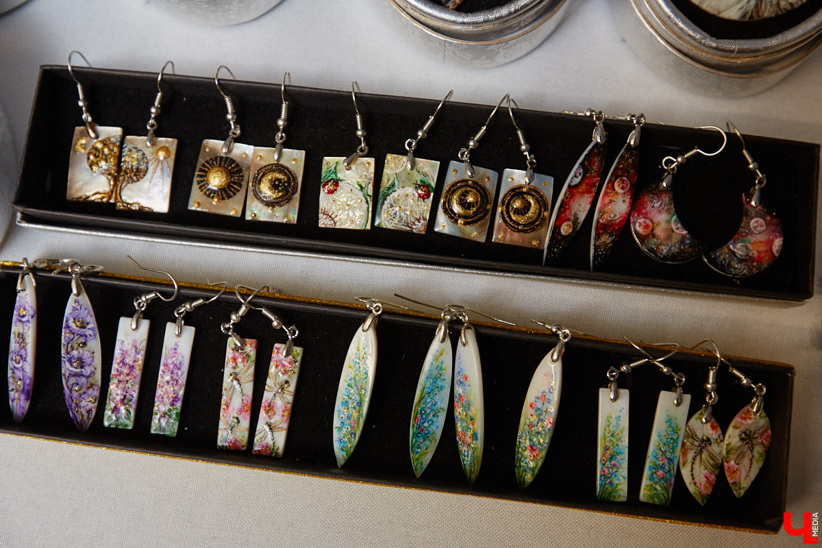 Художник лаковой миниатюры и росписи по дереву Вероника Боброва знает толк в деталях. Ее кулоны, броши и серьги с крохотными вселенными хочется не только носить, но и увлеченно рассматривать. Именно этим и занимался «Ключ-Медиа» в гостях у мастерицы.