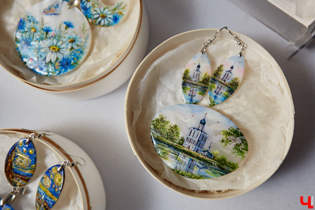 Художник лаковой миниатюры и росписи по дереву Вероника Боброва знает толк в деталях. Ее кулоны, броши и серьги с крохотными вселенными хочется не только носить, но и увлеченно рассматривать. Именно этим и занимался «Ключ-Медиа» в гостях у мастерицы.