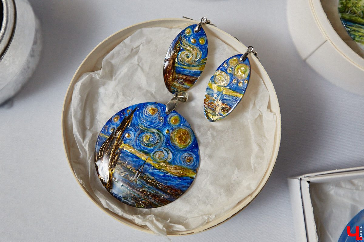 Художник лаковой миниатюры и росписи по дереву Вероника Боброва знает толк в деталях. Ее кулоны, броши и серьги с крохотными вселенными хочется не только носить, но и увлеченно рассматривать. Именно этим и занимался «Ключ-Медиа» в гостях у мастерицы.