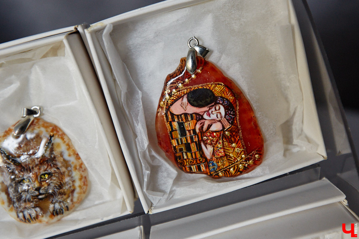 Художник лаковой миниатюры и росписи по дереву Вероника Боброва знает толк в деталях. Ее кулоны, броши и серьги с крохотными вселенными хочется не только носить, но и увлеченно рассматривать. Именно этим и занимался «Ключ-Медиа» в гостях у мастерицы.