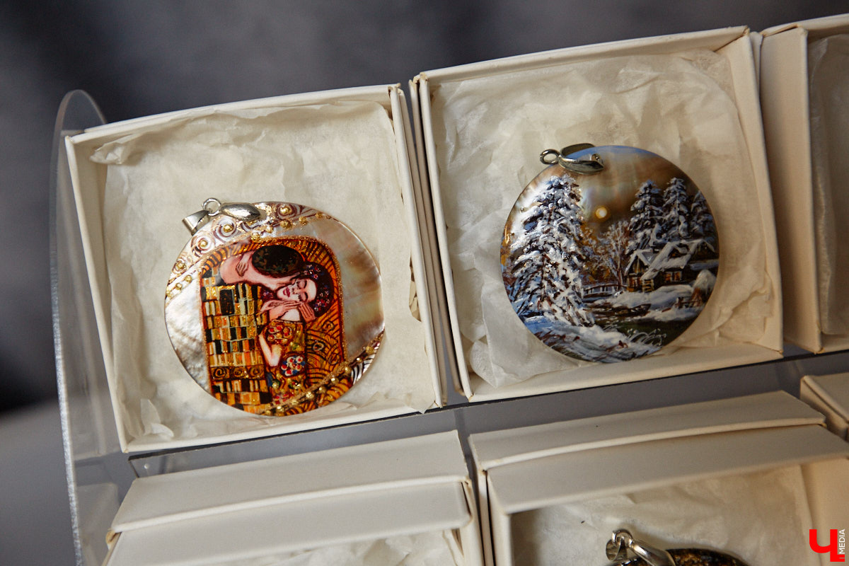 Художник лаковой миниатюры и росписи по дереву Вероника Боброва знает толк в деталях. Ее кулоны, броши и серьги с крохотными вселенными хочется не только носить, но и увлеченно рассматривать. Именно этим и занимался «Ключ-Медиа» в гостях у мастерицы.