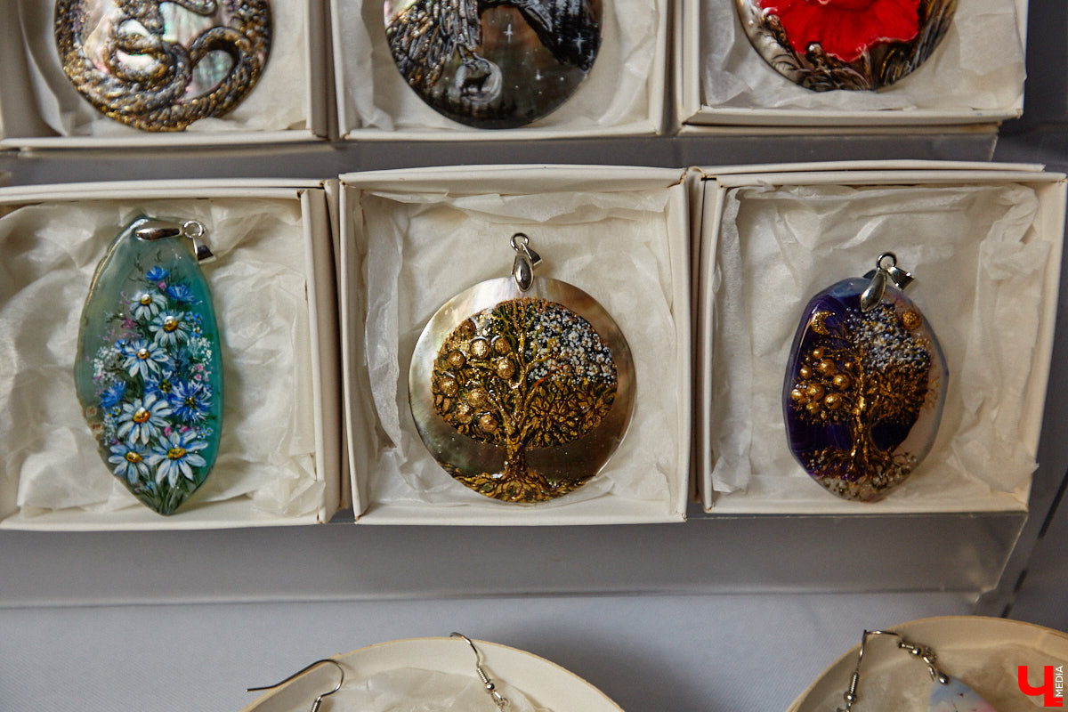 Художник лаковой миниатюры и росписи по дереву Вероника Боброва знает толк в деталях. Ее кулоны, броши и серьги с крохотными вселенными хочется не только носить, но и увлеченно рассматривать. Именно этим и занимался «Ключ-Медиа» в гостях у мастерицы.