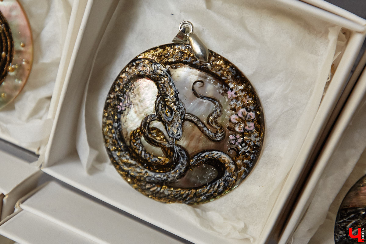 Художник лаковой миниатюры и росписи по дереву Вероника Боброва знает толк в деталях. Ее кулоны, броши и серьги с крохотными вселенными хочется не только носить, но и увлеченно рассматривать. Именно этим и занимался «Ключ-Медиа» в гостях у мастерицы.