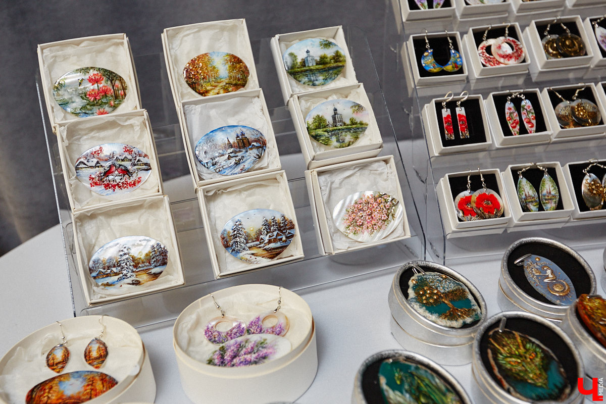 Художник лаковой миниатюры и росписи по дереву Вероника Боброва знает толк в деталях. Ее кулоны, броши и серьги с крохотными вселенными хочется не только носить, но и увлеченно рассматривать. Именно этим и занимался «Ключ-Медиа» в гостях у мастерицы.