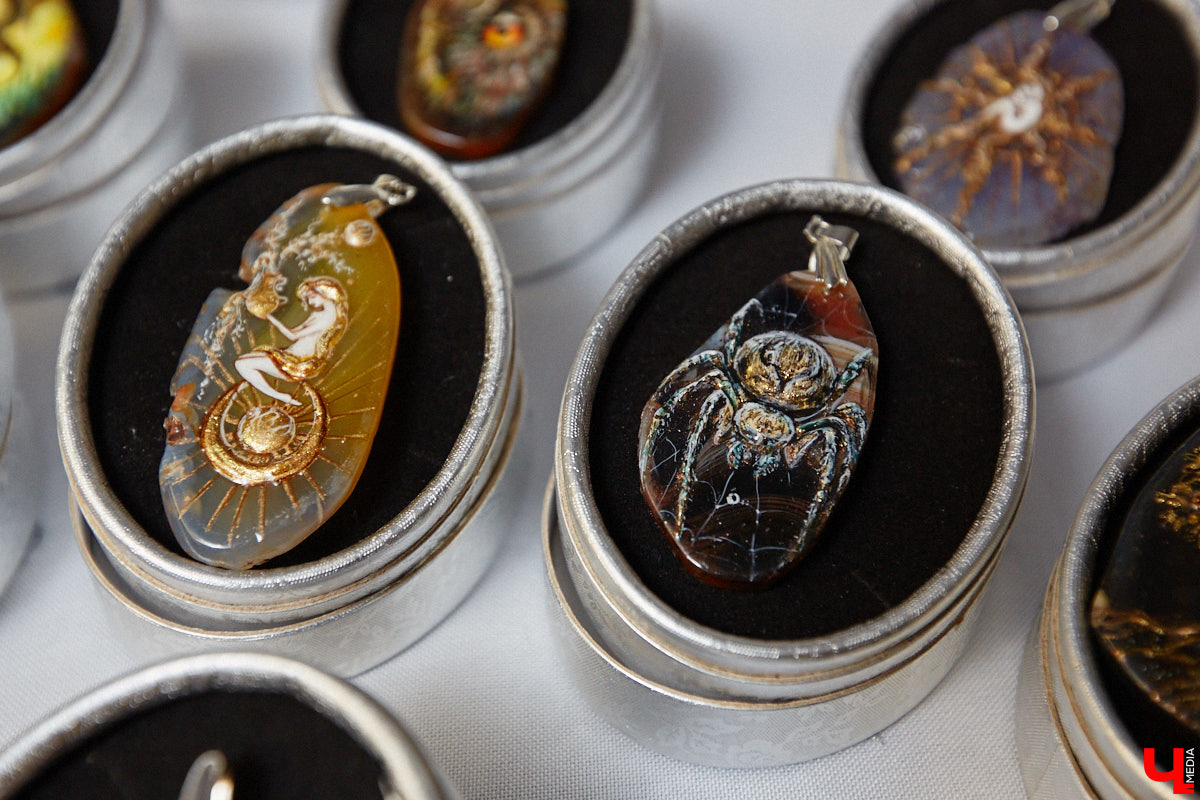 Художник лаковой миниатюры и росписи по дереву Вероника Боброва знает толк в деталях. Ее кулоны, броши и серьги с крохотными вселенными хочется не только носить, но и увлеченно рассматривать. Именно этим и занимался «Ключ-Медиа» в гостях у мастерицы.