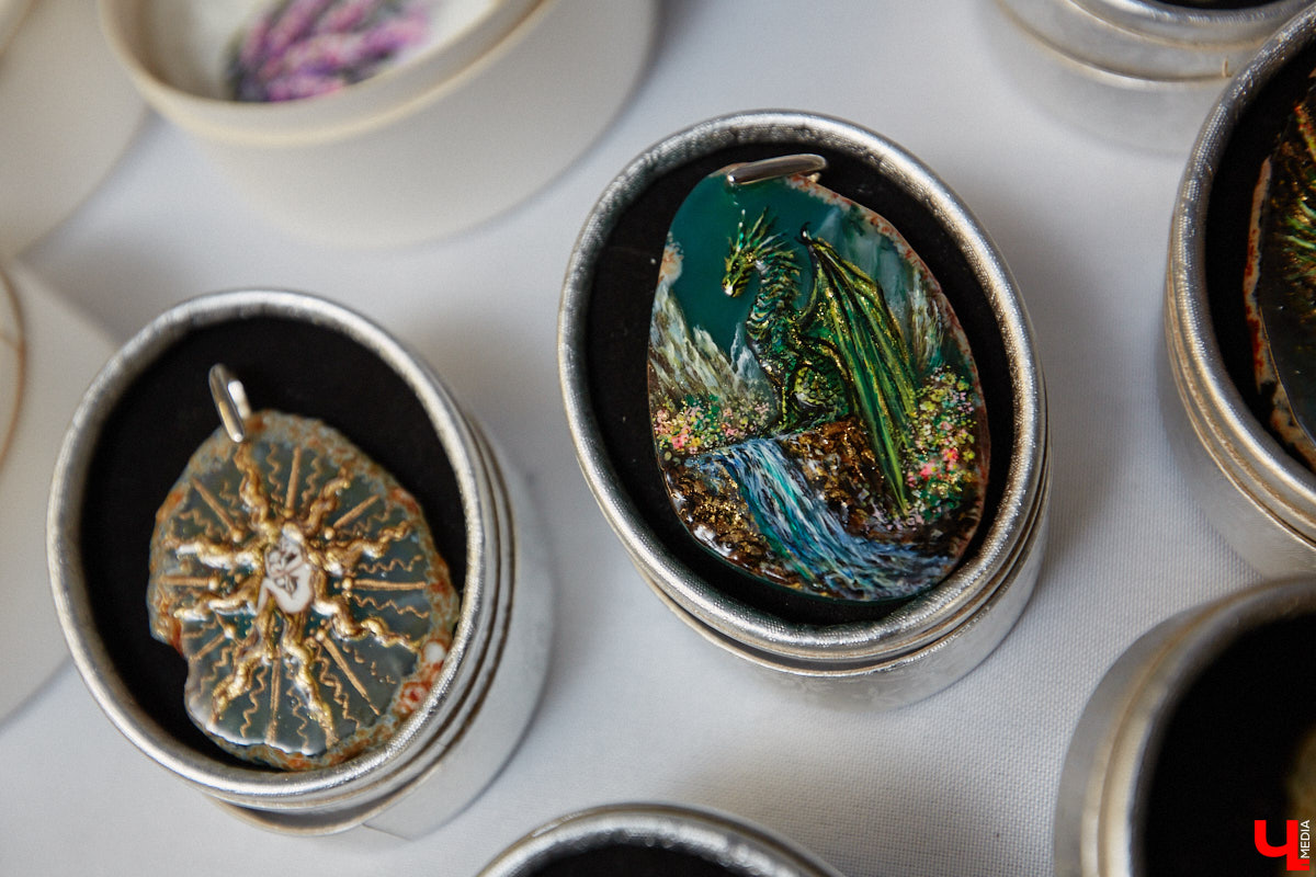 Художник лаковой миниатюры и росписи по дереву Вероника Боброва знает толк в деталях. Ее кулоны, броши и серьги с крохотными вселенными хочется не только носить, но и увлеченно рассматривать. Именно этим и занимался «Ключ-Медиа» в гостях у мастерицы.