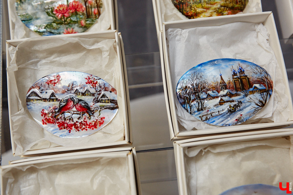 Художник лаковой миниатюры и росписи по дереву Вероника Боброва знает толк в деталях. Ее кулоны, броши и серьги с крохотными вселенными хочется не только носить, но и увлеченно рассматривать. Именно этим и занимался «Ключ-Медиа» в гостях у мастерицы.