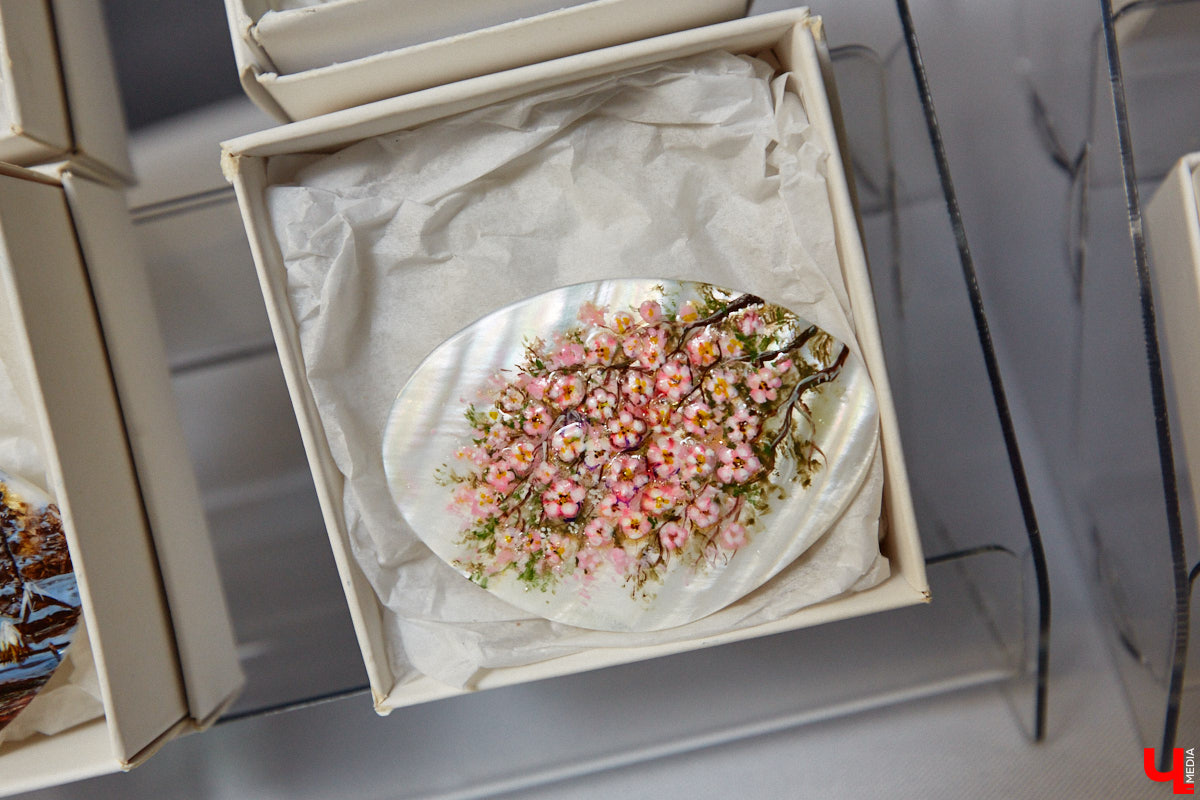 Художник лаковой миниатюры и росписи по дереву Вероника Боброва знает толк в деталях. Ее кулоны, броши и серьги с крохотными вселенными хочется не только носить, но и увлеченно рассматривать. Именно этим и занимался «Ключ-Медиа» в гостях у мастерицы.