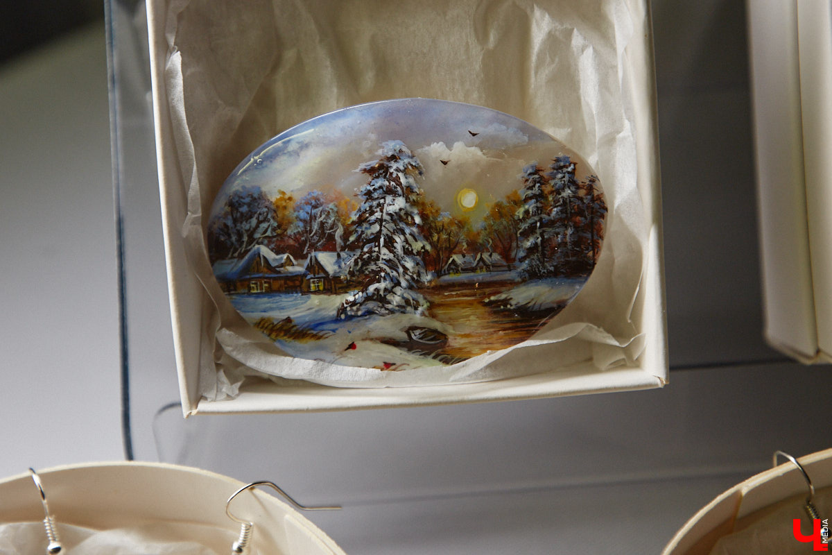 Художник лаковой миниатюры и росписи по дереву Вероника Боброва знает толк в деталях. Ее кулоны, броши и серьги с крохотными вселенными хочется не только носить, но и увлеченно рассматривать. Именно этим и занимался «Ключ-Медиа» в гостях у мастерицы.